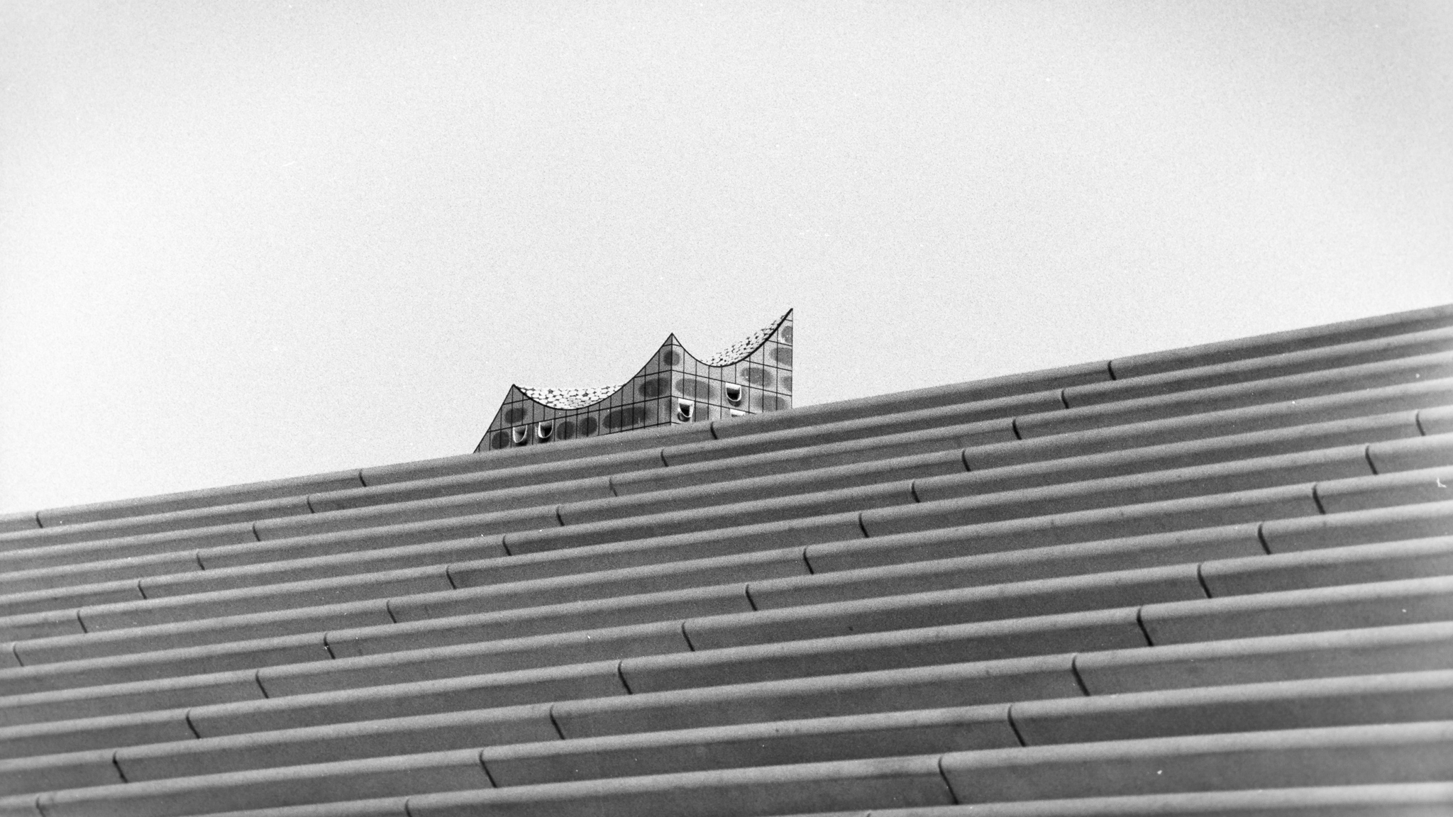 Hamburg Elbphilharmonie von Stufen der Jan-Fedder-Promenade fotografiert